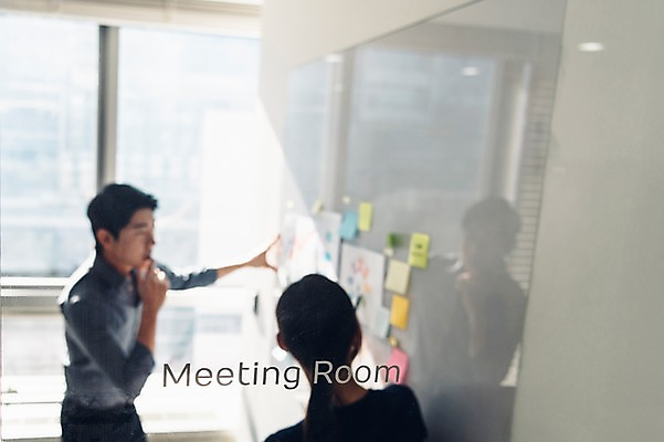 포토 JPG 주간 응시 여자 남자 회의 실내 서기 정장 상반신 20대 성인 두명 옆모습 뒷모습 아웃포커스 비즈니스라이프 자료 한국인 직장인 비즈니스맨 비즈니스우먼 동료 회의실 신입사원 국내포토 자연요소 직업 라이프스타일 시선 옷 뷰포인트 비즈니스 관계 모션 촬영기법 사람 동양인 청년 내부 파일형식