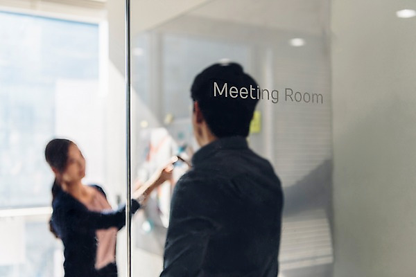 포토 JPG 주간 여자 남자 회의 실내 서기 정장 상반신 20대 성인 두명 옆모습 뒷모습 아웃포커스 비즈니스라이프 자료 한국인 직장인 비즈니스맨 비즈니스우먼 발표 동료 회의실 신입사원 국내포토 자연요소 직업 라이프스타일 옷 뷰포인트 비즈니스 관계 모션 촬영기법 사람 동양인 청년 내부 파일형식
