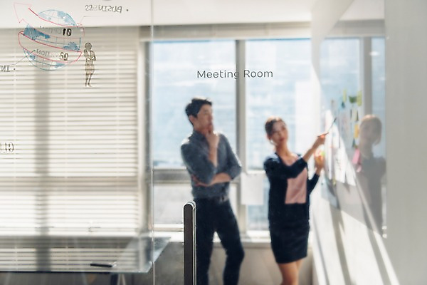 포토 JPG 주간 여자 남자 회의 실내 서기 정장 상반신 20대 성인 두명 옆모습 아웃포커스 캐주얼 비즈니스라이프 한국인 직장인 비즈니스맨 비즈니스우먼 발표 동료 회의실 신입사원 국내포토 자연요소 직업 라이프스타일 옷 뷰포인트 비즈니스 관계 모션 촬영기법 사람 동양인 청년 내부 파일형식