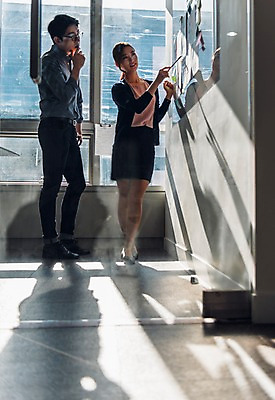 포토 JPG 주간 전신 응시 여자 남자 회의 실내 서기 미소 정장 20대 성인 두명 옆모습 비즈니스라이프 한국인 직장인 비즈니스맨 비즈니스우먼 발표 동료 회의실 신입사원 국내포토 자연요소 직업 라이프스타일 시선 옷 뷰포인트 비즈니스 관계 모션 표정 사람 동양인 청년 내부 파일형식