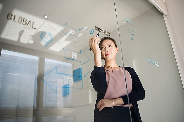 포토 JPG 응시 여자 회의 실내 한명 서기 정장 상반신 20대 성인 앞모습 비즈니스라이프 한국인 기록 직장인 비즈니스우먼 회의실 신입사원 보드마카 성인여자한명만 국내포토 직업 1 라이프스타일 시선 옷 뷰포인트 비즈니스 모션 사람 동양인 청년 내부 펜 여자한명만 성인여자만 파일형식