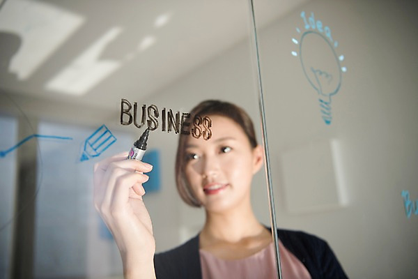 포토 JPG 응시 여자 회의 실내 한명 서기 정장 상반신 20대 성인 앞모습 아웃포커스 비즈니스라이프 한국인 기록 직장인 비즈니스우먼 회의실 신입사원 보드마카 성인여자한명만 국내포토 직업 1 라이프스타일 시선 옷 뷰포인트 비즈니스 모션 촬영기법 사람 동양인 청년 내부 펜 여자한명만 성인여자만 파일형식