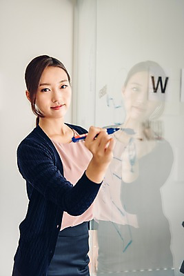 포토 JPG 응시 여자 회의 실내 한명 서기 미소 정장 상반신 20대 성인 옆모습 비즈니스라이프 한국인 기록 직장인 비즈니스우먼 회의실 신입사원 보드마카 성인여자한명만 국내포토 직업 1 라이프스타일 시선 옷 뷰포인트 비즈니스 모션 표정 사람 동양인 청년 내부 펜 여자한명만 성인여자만 파일형식