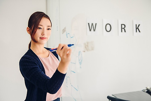 포토 JPG 응시 여자 회의 실내 한명 서기 미소 정장 상반신 20대 성인 옆모습 비즈니스라이프 한국인 기록 업무 직장인 비즈니스우먼 회의실 신입사원 보드마카 성인여자한명만 국내포토 직업 1 라이프스타일 시선 옷 뷰포인트 비즈니스 모션 표정 사람 동양인 청년 내부 펜 작업 여자한명만 성인여자만 파일형식