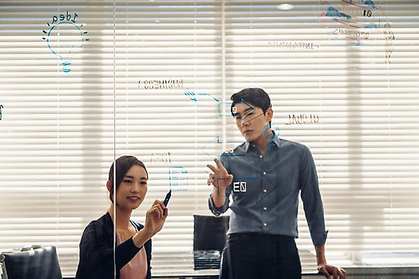 포토 JPG 응시 여자 남자 회의 실내 서기 미소 앉기 정장 상반신 20대 성인 두명 앞모습 캐주얼 비즈니스라이프 한국인 기록 직장인 비즈니스맨 비즈니스우먼 동료 회의실 신입사원 보드마카 국내포토 직업 라이프스타일 시선 옷 뷰포인트 비즈니스 관계 모션 표정 사람 동양인 청년 내부 펜 파일형식