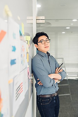 포토 JPG 응시 남자 회의 실내 한명 서기 미소 상반신 20대 성인 옆모습 캐주얼 비즈니스라이프 팔짱 기댐 칠판 한국인 직장인 비즈니스맨 회의실 신입사원 성인남자한명만 국내포토 직업 1 라이프스타일 시선 옷 뷰포인트 비즈니스 모션 표정 사람 동양인 청년 내부 남자한명만 성인남자만 파일형식