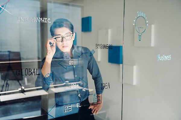 포토 JPG 응시 남자 전구 회의 아이디어 실내 한명 서기 상반신 20대 성인 앞모습 캐주얼 비즈니스라이프 글로벌 한국인 기록 직장인 비즈니스맨 집중 회의실 신입사원 성인남자한명만 국내포토 직업 1 라이프스타일 시선 옷 뷰포인트 컨셉 비즈니스 모션 사람 동양인 청년 내부 남자한명만 성인남자만 파일형식