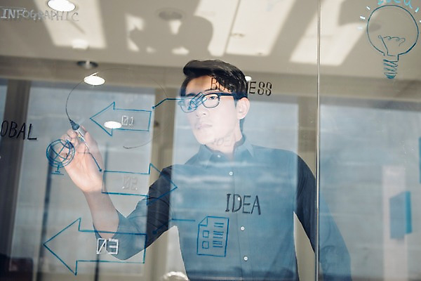 포토 JPG 응시 남자 회의 실내 한명 서기 상반신 20대 성인 앞모습 캐주얼 비즈니스라이프 한국인 기록 직장인 비즈니스맨 집중 회의실 신입사원 보드마카 성인남자한명만 국내포토 직업 1 라이프스타일 시선 옷 뷰포인트 컨셉 비즈니스 모션 사람 동양인 청년 내부 펜 남자한명만 성인남자만 파일형식