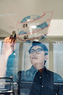 포토 JPG 응시 남자 회의 실내 한명 서기 상반신 20대 성인 앞모습 캐주얼 비즈니스라이프 한국인 기록 직장인 비즈니스맨 집중 회의실 신입사원 보드마카 성인남자한명만 국내포토 직업 1 라이프스타일 시선 옷 뷰포인트 컨셉 비즈니스 모션 사람 동양인 청년 내부 펜 남자한명만 성인남자만 파일형식