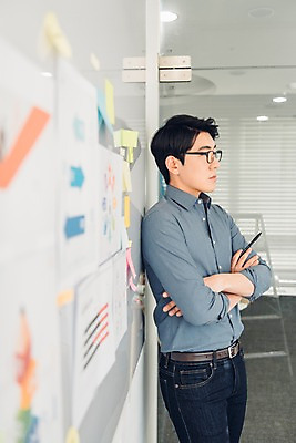 포토 JPG 응시 남자 생각 회의 실내 한명 서기 상반신 20대 성인 옆모습 캐주얼 비즈니스라이프 기댐 자료 한국인 직장인 비즈니스맨 회의실 신입사원 성인남자한명만 국내포토 직업 1 라이프스타일 시선 옷 뷰포인트 비즈니스 모션 사람 동양인 청년 내부 남자한명만 성인남자만 파일형식