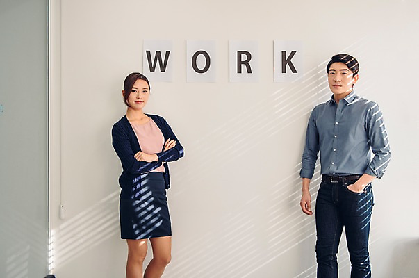 포토 JPG 응시 여자 남자 실내 서기 정장 상반신 20대 성인 두명 앞모습 캐주얼 비즈니스라이프 팔짱 한국인 업무 직장인 비즈니스맨 비즈니스우먼 동료 회의실 신입사원 국내포토 직업 라이프스타일 시선 옷 뷰포인트 비즈니스 관계 모션 사람 동양인 청년 내부 작업 파일형식