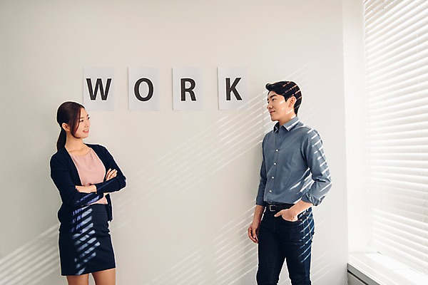 포토 JPG 응시 여자 남자 실내 서기 미소 정장 상반신 20대 성인 두명 옆모습 캐주얼 비즈니스라이프 마주보기 팔짱 한국인 업무 직장인 비즈니스맨 비즈니스우먼 동료 회의실 신입사원 국내포토 직업 라이프스타일 시선 옷 뷰포인트 비즈니스 관계 모션 표정 사람 동양인 청년 내부 작업 파일형식