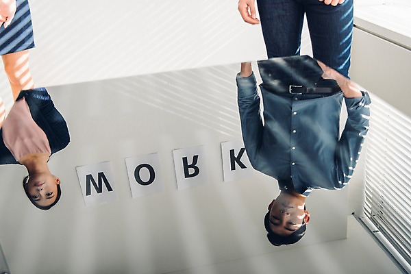 포토 직업 라이프스타일 옷 여자 남자 뷰포인트 비즈니스 관계 모션 사람 동양인 청년 내부 작업 직장인 파일형식 캐주얼 회의실 반사 업무 서기 상반신 앞모습 JPG 성인 20대 신입사원 비즈니스라이프 실내 두명 비즈니스우먼 비즈니스맨 정장 한국인 동료 국내포토