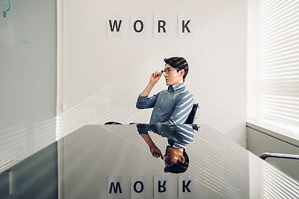 포토 JPG 응시 남자 실내 한명 앉기 상반신 20대 성인 옆모습 캐주얼 비즈니스라이프 반사 한국인 업무 직장인 비즈니스맨 회의실 신입사원 성인남자한명만 국내포토 직업 1 라이프스타일 시선 옷 뷰포인트 비즈니스 모션 사람 동양인 청년 내부 작업 남자한명만 성인남자만 파일형식