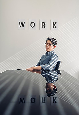 포토 직업 1 라이프스타일 시선 옷 남자 뷰포인트 비즈니스 모션 사람 동양인 청년 내부 작업 직장인 남자한명만 성인남자만 파일형식 캐주얼 옆모습 회의실 업무 앉기 응시 상반신 JPG 성인 20대 신입사원 비즈니스라이프 실내 비즈니스맨 한명 성인남자한명만 한국인 국내포토