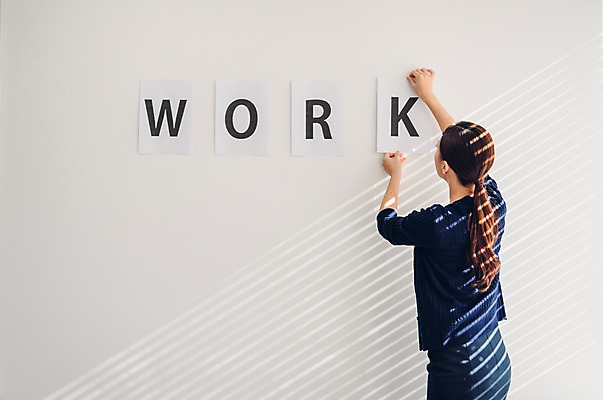 포토 직업 1 라이프스타일 옷 여자 뷰포인트 비즈니스 모션 사람 동양인 청년 내부 작업 직장인 여자한명만 성인여자만 파일형식 상반신 서기 업무 종이 붙이기 뒷모습 JPG 성인 20대 신입사원 비즈니스라이프 실내 정장 비즈니스우먼 한명 성인여자한명만 회의실 한국인 국내포토