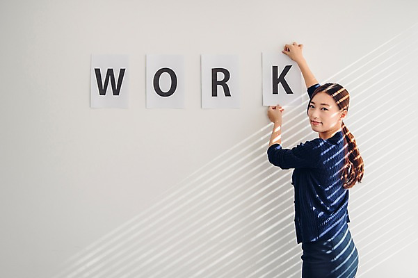 포토 JPG 응시 여자 종이 실내 한명 서기 미소 정장 상반신 20대 성인 옆모습 비즈니스라이프 한국인 업무 직장인 비즈니스우먼 뒤돌아보기 회의실 신입사원 붙이기 성인여자한명만 국내포토 직업 1 라이프스타일 시선 옷 뷰포인트 비즈니스 모션 표정 사람 동양인 청년 내부 작업 여자한명만 성인여자만 파일형식