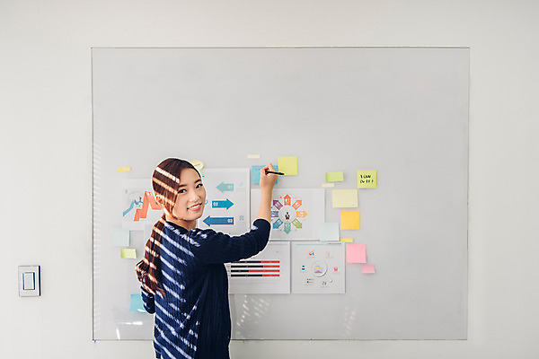 포토 JPG 응시 여자 회의 실내 한명 서기 웃음 정장 상반신 20대 성인 옆모습 비즈니스라이프 자료 한국인 기록 직장인 비즈니스우먼 뒤돌아보기 회의실 신입사원 성인여자한명만 국내포토 직업 1 라이프스타일 시선 옷 뷰포인트 비즈니스 모션 표정 사람 동양인 청년 내부 여자한명만 성인여자만 파일형식