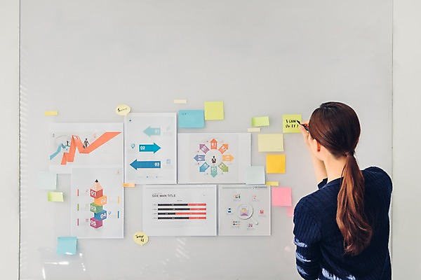 포토 JPG 여자 회의 실내 한명 서기 정장 상반신 20대 성인 뒷모습 비즈니스라이프 자료 한국인 기록 직장인 비즈니스우먼 회의실 신입사원 성인여자한명만 국내포토 직업 1 라이프스타일 옷 뷰포인트 비즈니스 모션 사람 동양인 청년 내부 여자한명만 성인여자만 파일형식