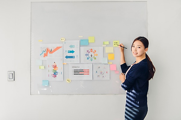 포토 JPG 응시 여자 회의 실내 한명 서기 정장 상반신 20대 성인 옆모습 비즈니스라이프 자료 한국인 기록 직장인 비즈니스우먼 회의실 신입사원 성인여자한명만 국내포토 직업 1 라이프스타일 시선 옷 뷰포인트 비즈니스 모션 사람 동양인 청년 내부 여자한명만 성인여자만 파일형식