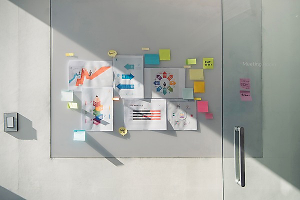 포토 JPG 비즈니스 회의 실내 사람없음 비즈니스라이프 자료 칠판 인포그래픽 회의실 포스트잇 국내포토 라이프스타일 내부 메모지 파일형식