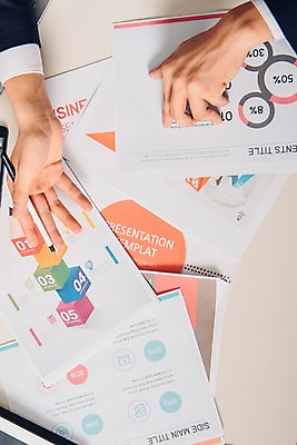 포토 JPG 스튜디오촬영 손 남자 실내 한명 정장 20대 성인 신체부위 비즈니스라이프 자료 인포그래픽 한국인 직장인 책상 신입사원 서류뭉치 성인남자한명만 국내포토 직업 1 라이프스타일 옷 가구 비즈니스 사람 동양인 청년 내부 문서 남자한명만 성인남자만 파일형식