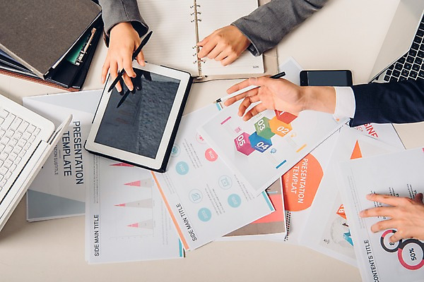 포토 JPG 스튜디오촬영 손 여자 남자 회의 실내 정장 20대 성인 두명 신체부위 비즈니스라이프 태블릿 다이어리 자료 한국인 직장인 책상 동료 신입사원 서류더미 국내포토 직업 라이프스타일 옷 가구 비즈니스 관계 사람 동양인 청년 내부 전자제품 스마트기기 사무용품 문서 파일형식 더미