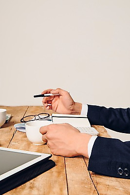 포토 JPG 스튜디오촬영 손 남자 안경 회의 실내 한명 정장 20대 성인 신체부위 비즈니스라이프 태블릿 다이어리 한국인 직장인 커피잔 책상 신입사원 성인남자한명만 국내포토 직업 1 라이프스타일 잡화 옷 커피 가구 비즈니스 잔 사람 동양인 청년 내부 전자제품 스마트기기 사무용품 남자한명만 성인남자만 파일형식