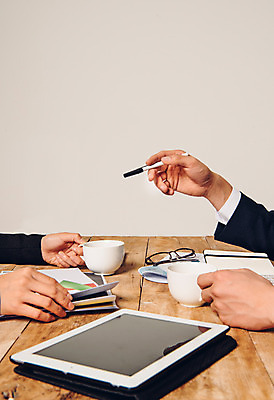 포토 JPG 스튜디오촬영 손 여자 남자 회의 실내 정장 20대 성인 두명 신체부위 비즈니스라이프 태블릿 펜 다이어리 자료 한국인 직장인 커피잔 책상 동료 신입사원 국내포토 직업 라이프스타일 옷 커피 가구 비즈니스 관계 잔 사람 동양인 청년 내부 전자제품 스마트기기 필기구 사무용품 파일형식