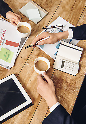 포토 JPG 스튜디오촬영 손 여자 남자 커피 회의 실내 정장 20대 성인 두명 신체부위 비즈니스라이프 태블릿 펜 다이어리 자료 한국인 직장인 책상 동료 신입사원 국내포토 직업 라이프스타일 옷 음료 가구 비즈니스 관계 사람 동양인 청년 내부 전자제품 스마트기기 필기구 사무용품 파일형식