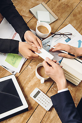 포토 JPG 스튜디오촬영 손 여자 남자 안경 커피 명함 실내 정장 20대 성인 두명 신체부위 비즈니스라이프 태블릿 펜 다이어리 자료 한국인 계산기 잡기 직장인 책상 동료 신입사원 국내포토 직업 라이프스타일 잡화 옷 음료 가구 비즈니스 관계 모션 문구용품 사람 동양인 청년 내부 전자제품 스마트기기 필기구 사무용품 장비 파일형식