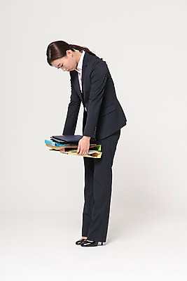 포토 JPG 스튜디오촬영 전신 여자 포즈 실내 한명 서기 들기 정장 20대 성인 옆모습 비즈니스라이프 한국인 직장인 비즈니스우먼 신입사원 파일 힘듦 성인여자한명만 국내포토 직업 1 라이프스타일 옷 뷰포인트 컨셉 비즈니스 모션 사람 동양인 청년 내부 여자한명만 성인여자만 파일형식