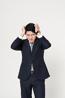 포토 JPG 스튜디오촬영 남자 포즈 스트레스 실내 한명 서기 정장 상반신 20대 성인 앞모습 비즈니스라이프 눈감음 한국인 분노 직장인 비즈니스맨 신입사원 두통 성인남자한명만 국내포토 직업 1 라이프스타일 옷 감정 뷰포인트 비즈니스 모션 사람 동양인 청년 내부 질병 남자한명만 성인남자만 파일형식