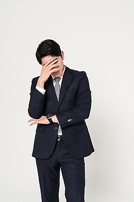 포토 직업 1 라이프스타일 옷 남자 감정 뷰포인트 비즈니스 모션 실내 사람 동양인 청년 내부 직장인 남자한명만 성인남자만 파일형식 고민 서기 스트레스 상반신 앞모습 JPG 성인 20대 신입사원 비즈니스라이프 스튜디오촬영 정장 비즈니스맨 한명 성인남자한명만 한국인 포즈 국내포토