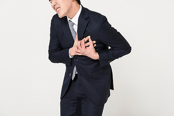 포토 JPG 스튜디오촬영 남자 포즈 스트레스 실내 한명 서기 정장 상반신 20대 성인 옆모습 비즈니스라이프 고통 한국인 심장 직장인 비즈니스맨 신입사원 충격 가슴통증 성인남자한명만 국내포토 직업 1 라이프스타일 옷 감정 뷰포인트 비즈니스 모션 사람 동양인 청년 내부 장기_의학 남자한명만 성인남자만 파일형식