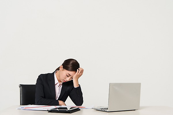 포토 JPG 스튜디오촬영 여자 포즈 스트레스 실내 한명 앉기 정장 상반신 20대 성인 옆모습 비즈니스라이프 노트북 태블릿 자료 한국인 직장인 비즈니스우먼 신입사원 두통 야근 성인여자한명만 국내포토 직업 1 라이프스타일 옷 뷰포인트 비즈니스 모션 사람 동양인 청년 내부 전자제품 스마트기기 업무 질병 여자한명만 성인여자만 파일형식