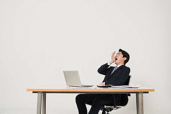 포토 JPG 스튜디오촬영 남자 포즈 의자 스트레스 실내 피곤 한명 앉기 정장 상반신 20대 성인 옆모습 비즈니스라이프 노트북 태블릿 한국인 직장인 비즈니스맨 책상 신입사원 하품 야근 서류더미 성인남자한명만 국내포토 직업 1 라이프스타일 옷 뷰포인트 가구 컨셉 비즈니스 모션 사람 동양인 청년 내부 전자제품 스마트기기 업무 문서 생리현상 남자한명만 성인남자만 파일형식 더미
