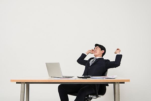 포토 직업 1 라이프스타일 옷 남자 뷰포인트 가구 컨셉 비즈니스 모션 실내 사람 동양인 청년 내부 전자제품 스마트기기 업무 직장인 문서 남자한명만 성인남자만 파일형식 더미 기지개 의자 책상 서류더미 태블릿 노트북 야근 스트레스 피곤 앉기 상반신 앞모습 JPG 성인 20대 신입사원 비즈니스라이프 스튜디오촬영 정장 비즈니스맨 한명 성인남자한명만 한국인 포즈 국내포토