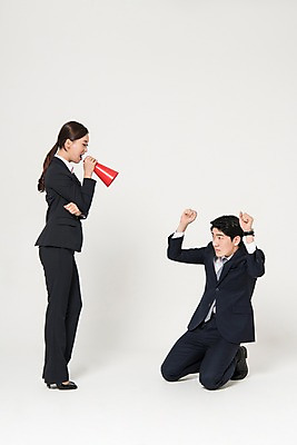 포토 JPG 스튜디오촬영 전신 여자 남자 포즈 실내 서기 앉기 정장 20대 성인 두명 옆모습 비즈니스라이프 확성기 외침 한국인 직장인 비즈니스맨 비즈니스우먼 꾸지람 신입사원 벌서기 엄격한 국내포토 직업 라이프스타일 옷 뷰포인트 비즈니스 모션 사람 동양인 청년 내부 소리 체벌 파일형식