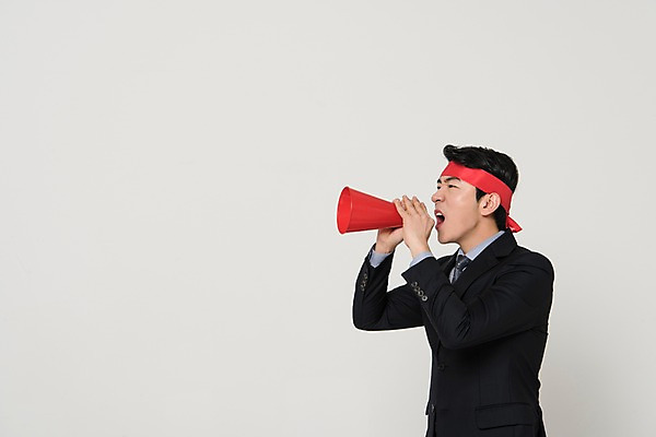 포토 JPG 스튜디오촬영 응시 남자 포즈 실내 한명 서기 정장 상반신 20대 성인 옆모습 비즈니스라이프 확성기 외침 한국인 직장인 비즈니스맨 신입사원 시위 성인남자한명만 국내포토 직업 1 라이프스타일 시선 옷 뷰포인트 비즈니스 모션 사람 동양인 청년 내부 소리 남자한명만 성인남자만 파일형식