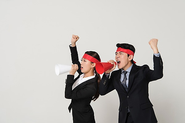포토 JPG 스튜디오촬영 여자 남자 포즈 실내 서기 정장 상반신 20대 성인 두명 옆모습 비즈니스라이프 손들기 확성기 외침 주먹 한국인 분노 직장인 비즈니스맨 비즈니스우먼 동료 신입사원 싸움 시위 국내포토 직업 라이프스타일 옷 감정 뷰포인트 비즈니스 관계 모션 사람 동양인 청년 내부 소리 파일형식