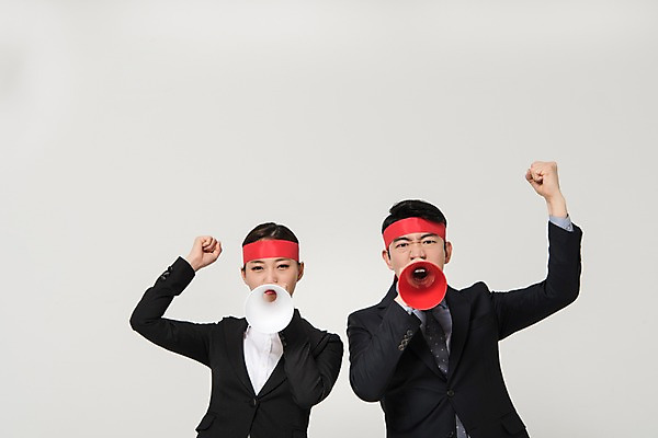 포토 JPG 스튜디오촬영 응시 여자 남자 포즈 실내 서기 정장 상반신 20대 성인 두명 앞모습 비즈니스라이프 손들기 확성기 외침 주먹 한국인 분노 직장인 비즈니스맨 비즈니스우먼 동료 신입사원 시위 국내포토 직업 라이프스타일 시선 옷 감정 뷰포인트 비즈니스 관계 모션 사람 동양인 청년 내부 소리 파일형식