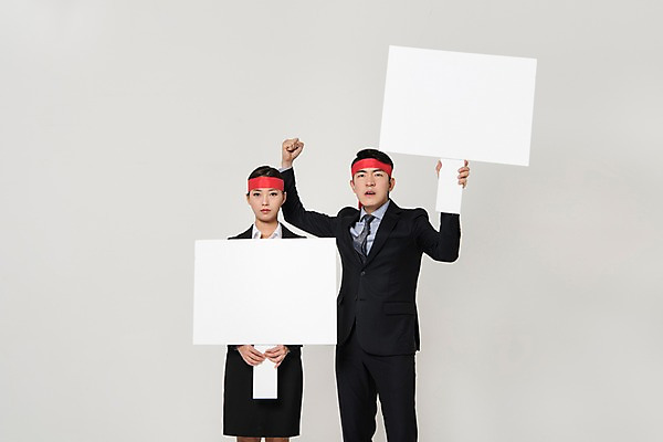 포토 JPG 스튜디오촬영 배너 응시 여자 남자 포즈 사각프레임 프레임 실내 서기 들기 정장 상반신 20대 성인 두명 앞모습 비즈니스라이프 주먹 팻말 한국인 직장인 비즈니스맨 비즈니스우먼 동료 신입사원 시위 국내포토 직업 라이프스타일 시선 옷 뷰포인트 비즈니스 관계 모션 사람 동양인 청년 내부 사각형 파일형식