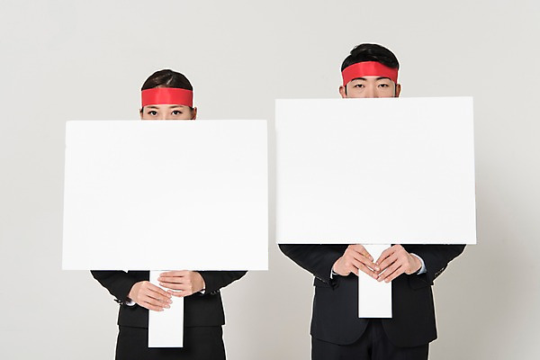 포토 JPG 스튜디오촬영 배너 응시 여자 남자 포즈 사각프레임 프레임 실내 서기 들기 정장 상반신 20대 성인 두명 앞모습 비즈니스라이프 팻말 한국인 직장인 비즈니스맨 비즈니스우먼 동료 신입사원 얼굴가리기 시위 국내포토 직업 라이프스타일 시선 옷 뷰포인트 비즈니스 관계 모션 사람 동양인 청년 내부 사각형 가림 파일형식