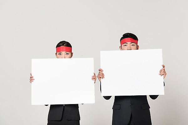 포토 JPG 스튜디오촬영 배너 응시 여자 남자 포즈 사각프레임 프레임 실내 서기 들기 정장 상반신 20대 성인 두명 앞모습 비즈니스라이프 팻말 한국인 직장인 비즈니스맨 비즈니스우먼 동료 신입사원 시위 국내포토 직업 라이프스타일 시선 옷 뷰포인트 비즈니스 관계 모션 사람 동양인 청년 내부 사각형 파일형식