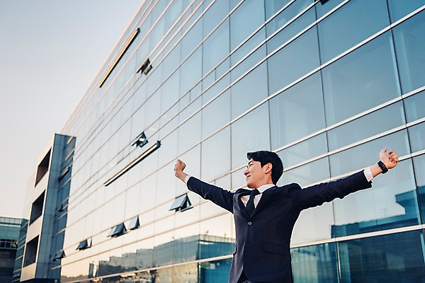 포토 JPG 주간 외관 남자 팔벌리기 한명 서기 미소 정장 빌딩 상반신 20대 성인 야외 옆모습 비즈니스라이프 한국인 직장인 비즈니스맨 신입사원 퇴근 기지개 퇴근길 성인남자한명만 판교 국내포토 자연요소 직업 1 라이프스타일 옷 뷰포인트 비즈니스 모션 표정 사람 동양인 청년 건물 출퇴근 남자한명만 성인남자만 분당 파일형식