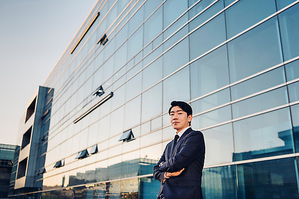 포토 JPG 주간 외관 응시 남자 한명 서기 정장 빌딩 상반신 20대 성인 야외 앞모습 비즈니스라이프 팔짱 한국인 직장인 비즈니스맨 신입사원 퇴근 퇴근길 성인남자한명만 판교 국내포토 자연요소 직업 1 라이프스타일 시선 옷 뷰포인트 비즈니스 모션 사람 동양인 청년 건물 출퇴근 남자한명만 성인남자만 분당 파일형식