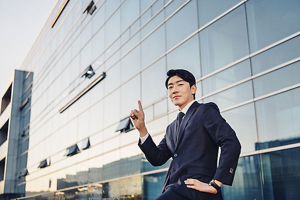 포토 JPG 주간 1 외관 남자 허리손 한명 서기 정장 빌딩 상반신 20대 성인 야외 앞모습 비즈니스라이프 한국인 가리킴 직장인 비즈니스맨 신입사원 추천 성인남자한명만 판교 국내포토 자연요소 직업 라이프스타일 옷 뷰포인트 포즈 비즈니스 모션 사람 동양인 손짓 청년 건물 남자한명만 성인남자만 분당 파일형식