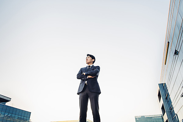 포토 JPG 주간 응시 남자 로우앵글 한명 서기 정장 빌딩 상반신 20대 성인 야외 앞모습 비즈니스라이프 팔짱 한국인 직장인 비즈니스맨 신입사원 퇴근 퇴근길 성인남자한명만 판교 국내포토 자연요소 직업 1 라이프스타일 시선 옷 뷰포인트 비즈니스 모션 사람 동양인 청년 건물 출퇴근 남자한명만 성인남자만 분당 파일형식