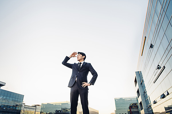 포토 JPG 주간 응시 남자 로우앵글 허리손 한명 서기 정장 빌딩 상반신 20대 성인 야외 옆모습 비즈니스라이프 한국인 직장인 비즈니스맨 신입사원 퇴근 퇴근길 성인남자한명만 판교 국내포토 자연요소 직업 1 라이프스타일 시선 옷 뷰포인트 포즈 비즈니스 모션 사람 동양인 청년 건물 출퇴근 남자한명만 성인남자만 분당 파일형식